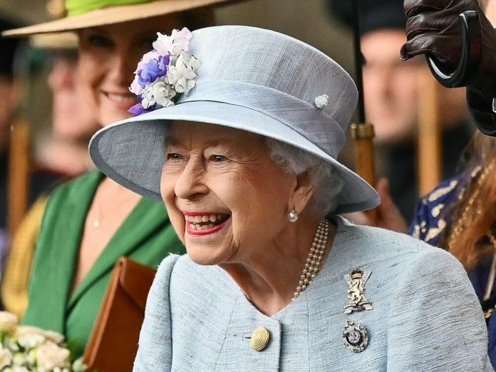 Queen Elizabeth II attends traditional ceremony

