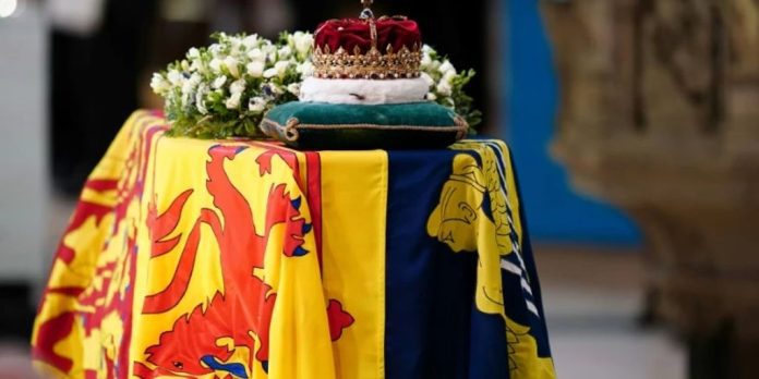 Mourners bid goodbye to Elizabeth II's coffin in Scotland

