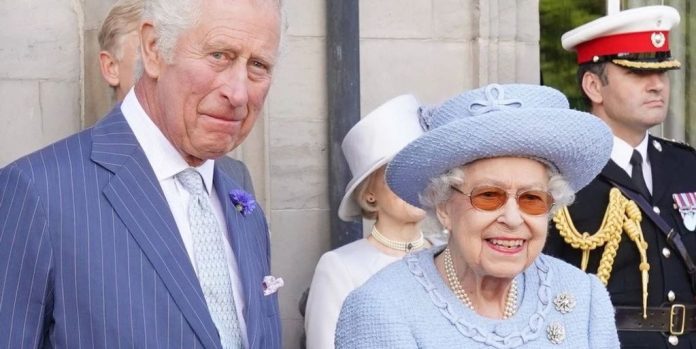 Queen Elizabeth II is in a good mood at the parade in Scotland

