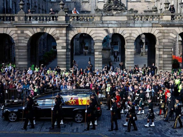 In the evening we go to London: kilometer queues: Scotland bids farewell to the Queen - Panorama

