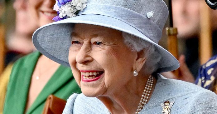 Queen Elizabeth II: Smiling with a cane: surprise appearance in Scotland

