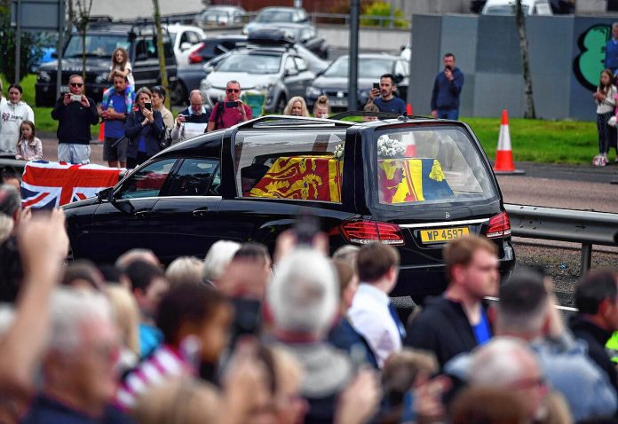 Scotland: Queen's coffin arrives in Edinburgh

