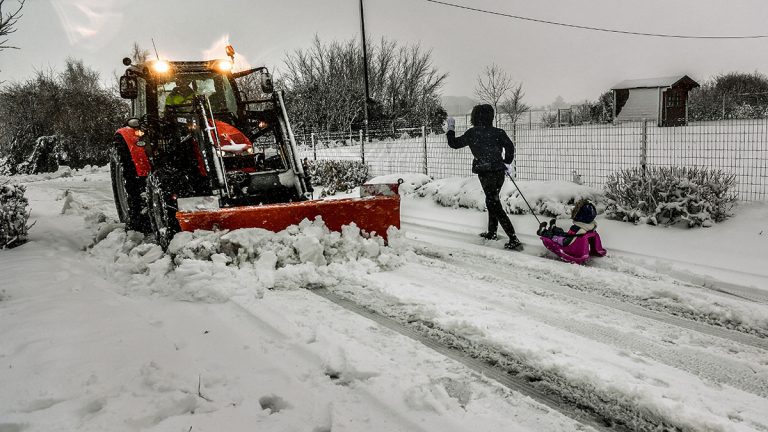 Snow and ice wave in France, 3 killed in Burgundy, 33 departments on alert