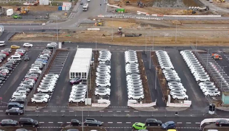 Tesla hands over the Model Y in front of the German Gigafactory > teslamag.de